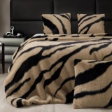 Cumpara ieftin Set de Lux Din Blana Artificiala de Nurca, Cu Fermoar, Hipoalergenic, Patura + 2 Fete de Perna, Bej/Negru - JOJ703