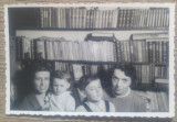 Mame si copii in fata bibliotecii// fotografie perioada interbelica