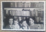 Mame si copii in fata bibliotecii// fotografie perioada interbelica