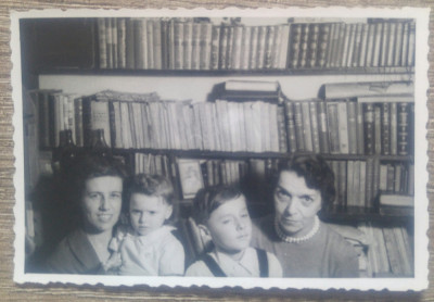 Mame si copii in fata bibliotecii// fotografie perioada interbelica foto