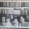 Mame si copii in fata bibliotecii// fotografie perioada interbelica