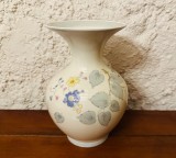 VAZA DIN PORTELAN FIN, CREM, DECORATA MANUAL- MARCAJ HERTEL JACOB REHAU- BAVARIA H21CM