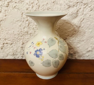 VAZA DIN PORTELAN FIN, CREM, DECORATA MANUAL- MARCAJ HERTEL JACOB REHAU- BAVARIA H21CM foto