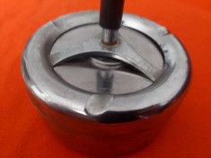 Scrumiera veche cromata,SCRUMIERA de masa Mare cu buton,scrumiera rotunda cu but