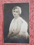 Fotografie tip carte postala, femeie cu perle, 1926