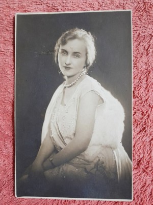 Fotografie tip carte postala, femeie cu perle, 1926 foto