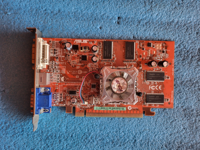placa video pentru PC- model ASUS - de 256 Mb