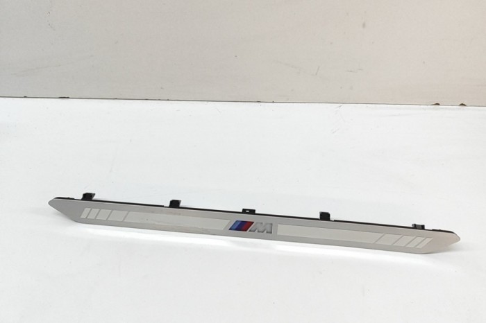 Ornament prag dreapta față BMW X7 G07 2023 OEM: 8069271 31094970