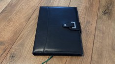 Agendă Petrom &ndash; copertă tip piele, cu capsă și spațiu pentru cărți de vizită