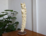 Statueta japoneza din Fildes sculptat, &lsquo;Gheisa cu bujori&rsquo; - Superba