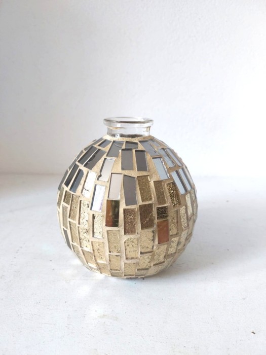 Vaza de sticla decorata cu mozaic auriu si bucati de oglinda, forma rotunda, 11cm inaltime, vechi, vintage