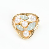 Brosa martisor cu perle si pietre