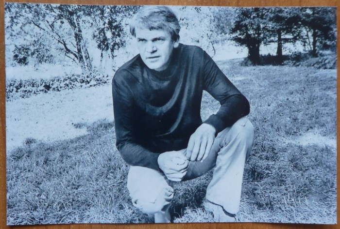 Autograful scriitorului Milan Kundera cu plicul cu care a fost trimis