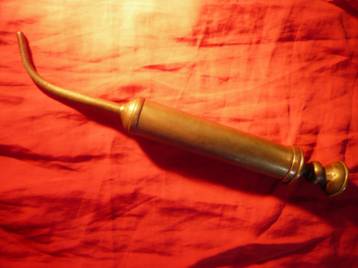 Pompa de ulei - inc. sec.XX - alama , L=33cm (inchisa) d=4cm