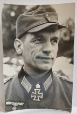COLONELUL GERMAN KONIG , DECORAT CU FRUNZELE DE STEJAR LA &#039; CRUCEA DE FIER &#039; , FOTOGRAFIE DE PRESA GERMANA , AL DOILEA RAZBOI MONDIAL