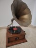 Gramofon antic deosebit His Master &lsquo;s Voice, functional,p&acirc;lnie din alama masiva