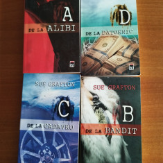 Sue Grafton – 4 romane politiste:A,B,C,D (seria Alfabetul)+ bonus