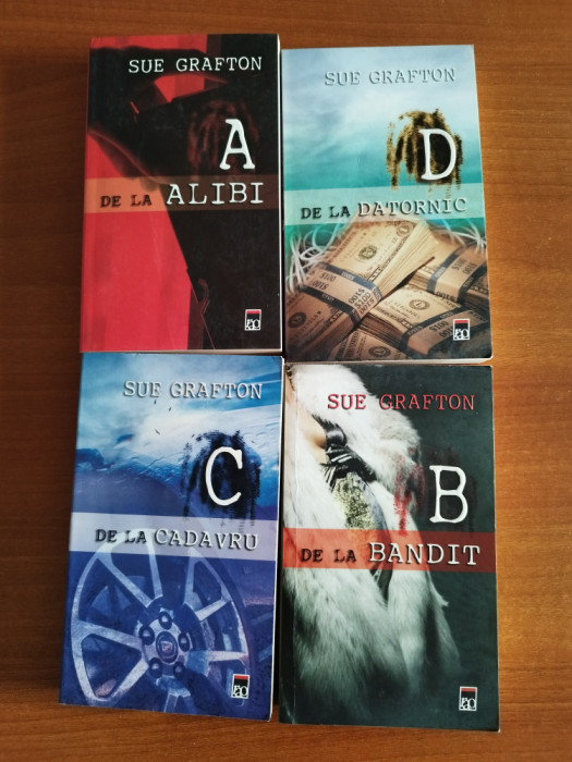 Sue Grafton &ndash; 4 romane politiste:A,B,C,D (seria Alfabetul)+ bonus