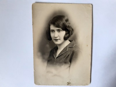 Carte poștală cca 6/9 cm cu t&amp;acirc;nără din Rom&amp;acirc;nia 25 foto