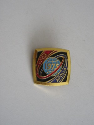 QW9 N4 62 - insigna - tematica cosmos - misiunile Soiuz - Apolo - 1975 foto