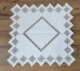 CENTRU DE MASA MICUT VINTAGE CU BRODERIE MANUALĂ HARDANGER