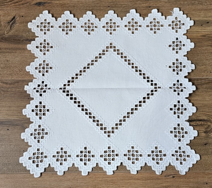 CENTRU DE MASA MICUT VINTAGE CU BRODERIE MANUALĂ HARDANGER