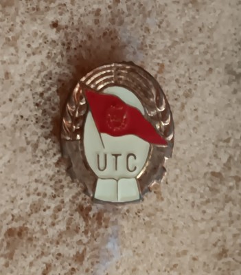 QW9 N5 100 - insigna - tematica comunism - Uniunea tineretului comunist UTC foto