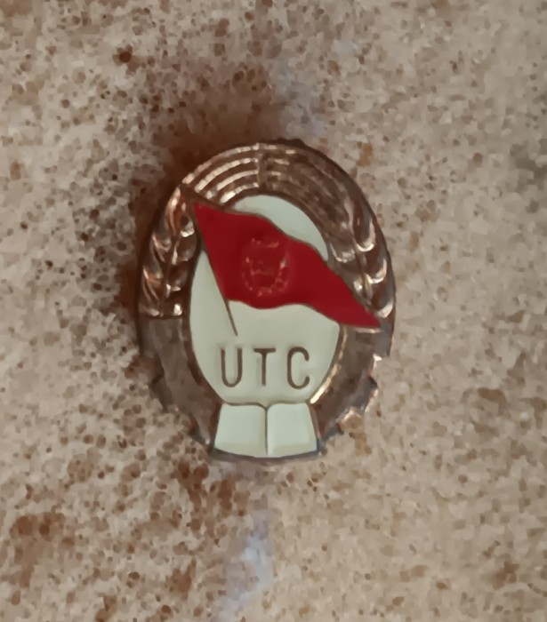 QW9 N5 98 - insigna - tematica comunism - Uniunea tineretului comunist UTC