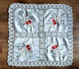 Fata de masa de Craciun, broderie la masina si dantela crosetata, 80x80cm, decor festiv cu auriu, clopotei, lumanari, crengi de brad, etc