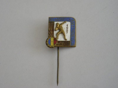 QW9 N5 17 - insigna - tematica sport - A II-a spartachiada a tineretului - 1957 foto
