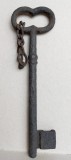 Cheie vintage de fier forjat, lungime 30 cm, folosita la usi de pivnite, crame sau porti medievale, vechime 200 ani, Scule si unelte