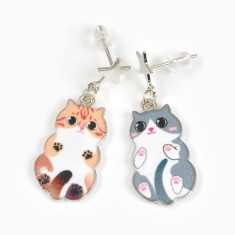 Cercei asimetrici cu pisici colorate si stelute