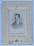 Cabinet card S. Korn &ndash; București cca. 1900 &ndash; portret bărbat cu stemă regală