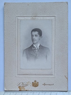 Cabinet card S. Korn &amp;ndash; București cca. 1900 &amp;ndash; portret bărbat cu stemă regală foto