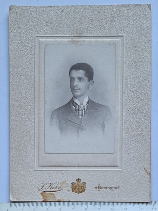 Cabinet card S. Korn &ndash; București cca. 1900 &ndash; portret bărbat cu stemă regală