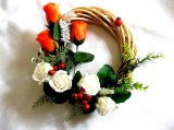 Coronita Decorativa Handmade cu Ratan si Flori Artificiale, Diametru 25cm