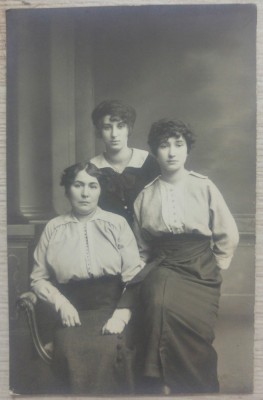 Mama cu fiice// foto tip CP, cabinet romanesc necunoscut foto