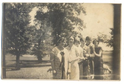AD 1299 C. P. VECHE -TINERE IN TINUTA DE EPOCA foto