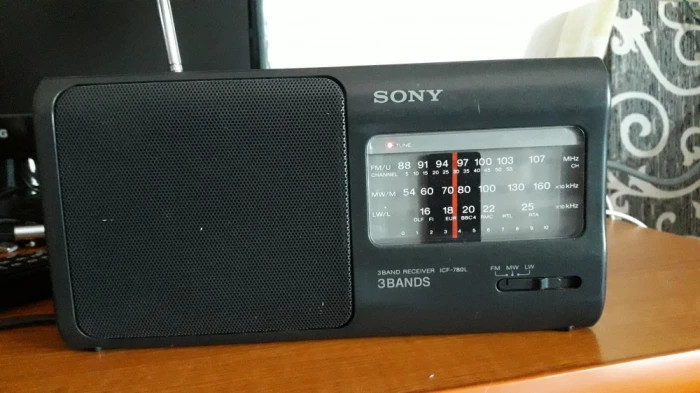 RADIO SONY ICF-780L - FM-MW-LW , FUNCTIONEAZA IN STARE FOARTE BUNA .