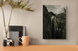 Tablou Canvas, "Cascada ascunsă printre st&acirc;nci &icirc;nalte", Cascadă, St&acirc;nci, Apă, Roci, Defileu, Natură, Ploiști, Munți, &Icirc;ntunecat, Puternic, 26 x 39 cm,
