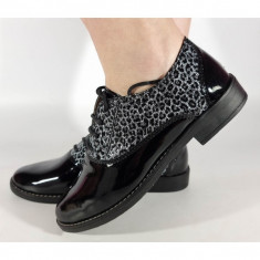 Pantofi negri piele naturala lacuita cu design negru cu alb - SPF02B