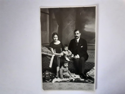 Fotografie tip CP cu părinți și 2 copii din Giurgiu &amp;icirc;n 1925 foto
