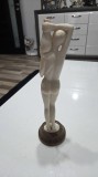 Femeia care cara apa statueta vintage