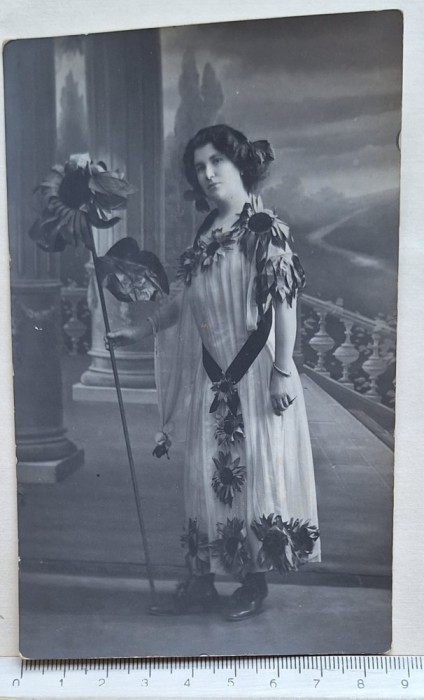 Carte poștală foto alegorică &ndash; Floarea-Soarelui, atelier Anatole Magrin, Constanța, cca. 1915&ndash;1925