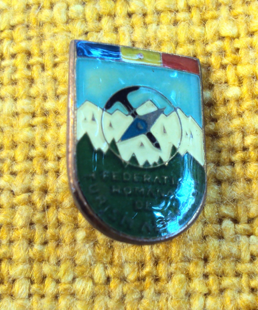 Insigna si medalie Federatia Romana de Turism Alpinism | Okazii.ro