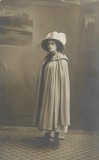 P2777N T&acirc;nără, cu pălărie și pelerină, studio Fotoglob, București