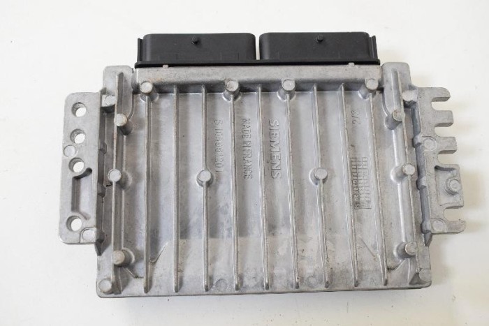 Unitate de control motor VOLVO V40 Estate VW 1995 OEM: S110602006A,P30616813 2871426
