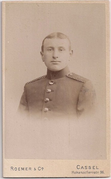 Fotografie tip CDV - perioada interbelica, reprezentand un barbat