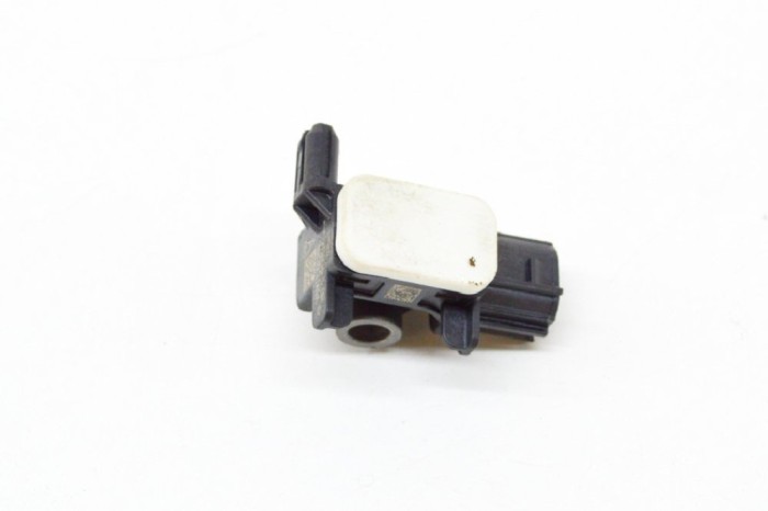 Senzor de impact st&acirc;nga față NISSAN LEAF ZE0 2014 OEM: 98830-3JA0A 11720025