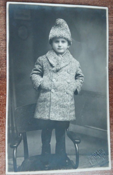 QW18 1 - Fotografie foarte veche - Copil cu caciula si palton de Astrahan - 1927